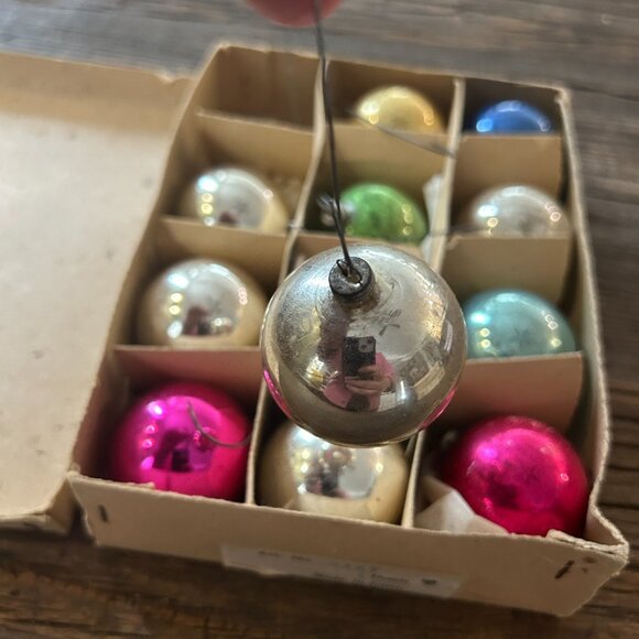 Vintage 1950s Christmas Ornaments – Set of 12 Small Glass Balls • Made in Japan - Picture 4 of 7
